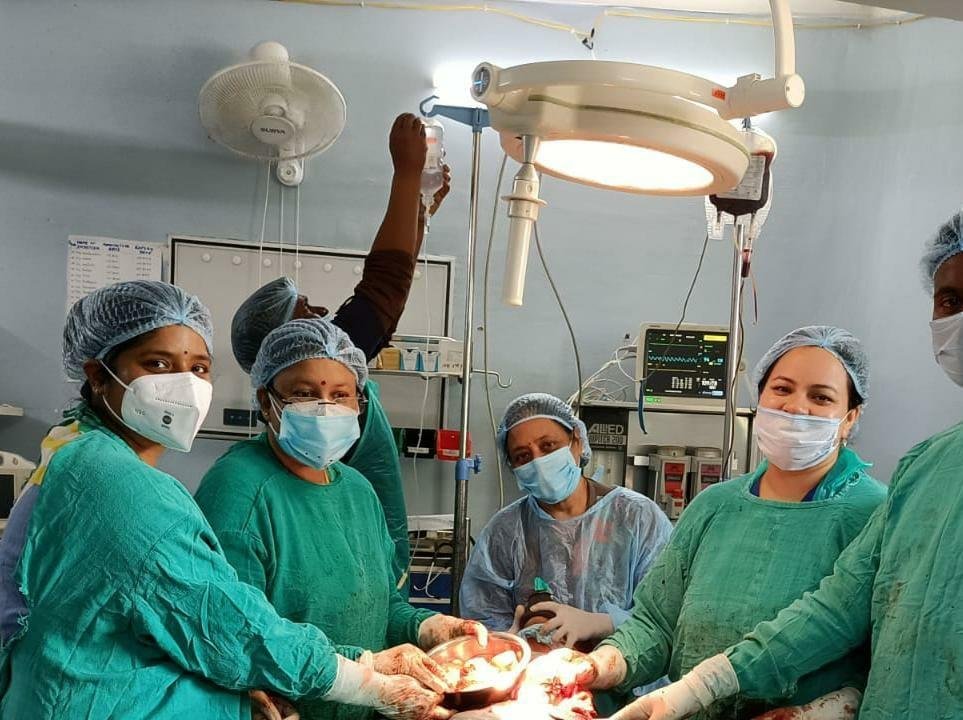 महिला के गर्भाशय से मेडिकल कालेज के चिकित्सकों ने निकाले 14 गोले