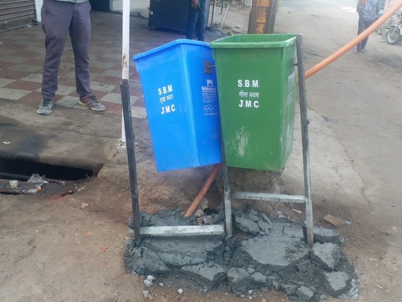 जबलपुर में राहगीरों के लिए सड़क किनारे लटकाए डस्टबिन चोरी