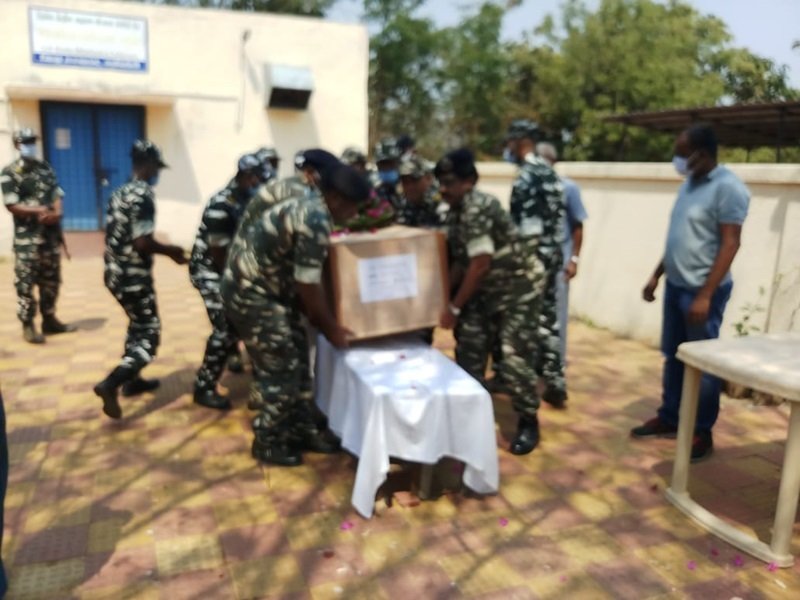 सीआरपीएफ जवान और उसकी पत्नी का हुआ अंतिम संस्कार