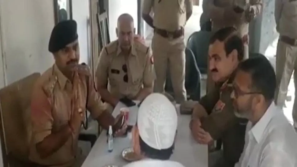 नाकाम प्रेमी ने गर्लफ्रेंड के घर के सामने जा कर खुद को मारी गोली