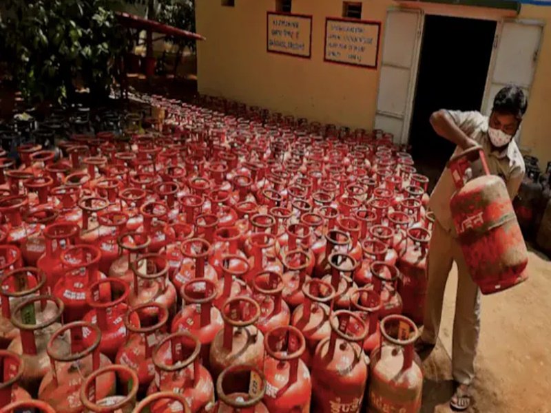 LPG Gas Cylinder Price: महंगा हो गया रसोई गैस सिलेंडर, जानिए कितने बढ़ गए दाम