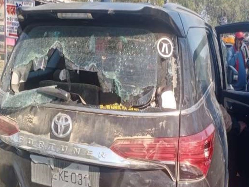 कुशीनगर में पूर्व मंत्री प्रसाद मौर्य के वाहन में तोड़फोड़, 10 घायल, कई गाडि़यां क्षतिग्रस्त