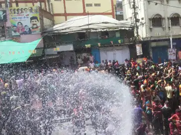 भोपाल में 2 साल बाद जुलूस निकाला जा रहा, मस्ती में हुर्रियारे