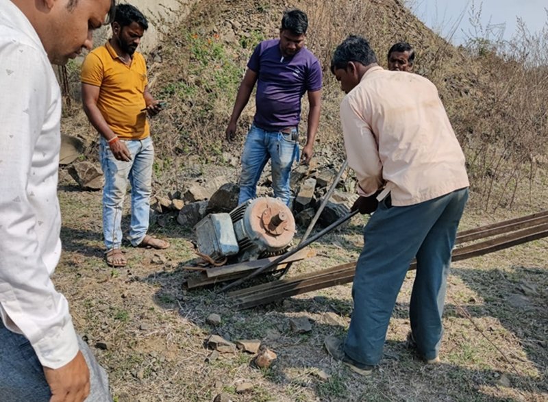 Seoni News : तीन स्टोन क्रशर पर कुर्की कार्रवाई, 14 मोटर जब्त, बकाया बिल जमा नहीं करने पर नीलाम होंगे क्रशर