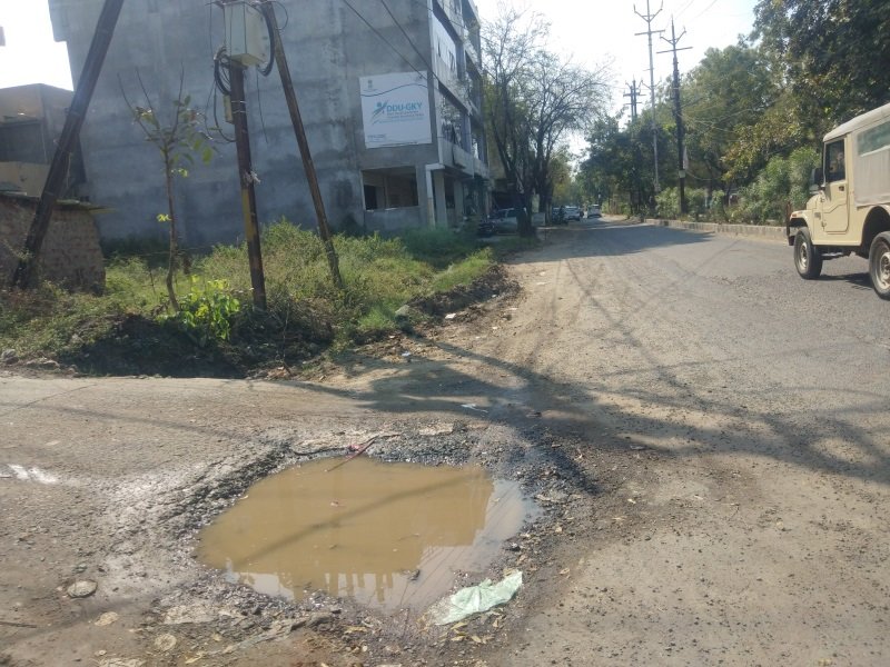 Bhopal News: कोलार में दूर नहीं हो रही सड़कों की बदहाली, कहीं डामर उखड़ा तो कहीं खोदाई से बढ़ी समस्या
