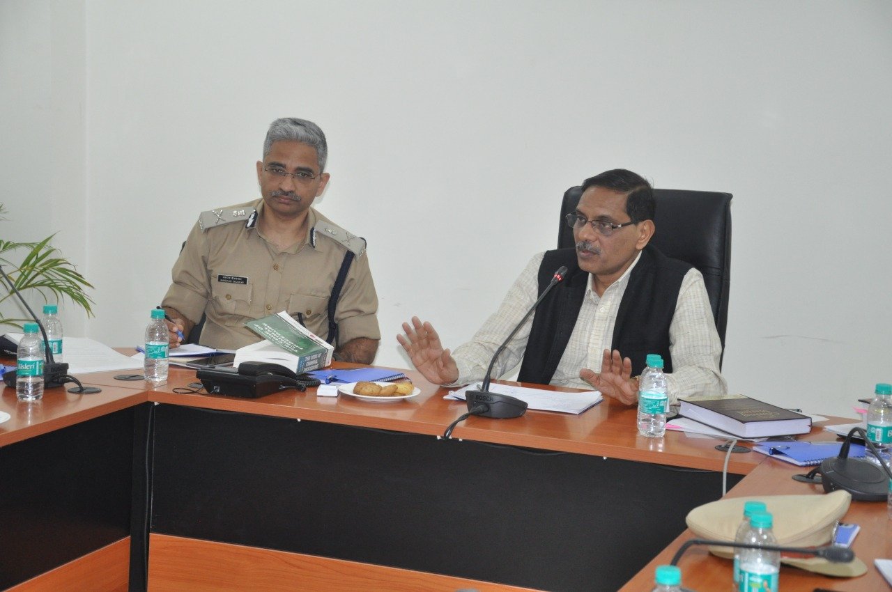 डीजीपी महोदय द्वारा कमिश्नर कार्यालय में ली गई पुलिस अधिकारियों की बैठक