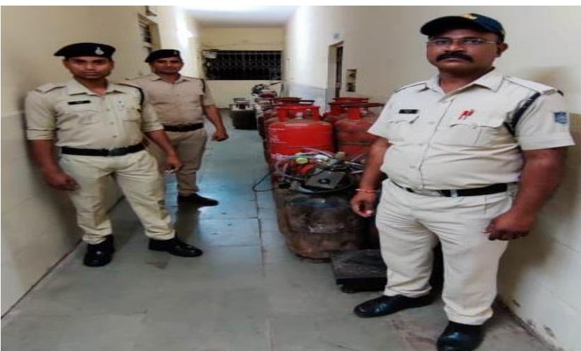 स्टेशन बजरिया पुलिस द्वारा रहवासी क्षेत्र में ज्वलनशील पदार्थ अवैध 49 गैस सिलेण्डर व गैस रिफ्लिंग मशीन सहित आरोपी को किया गिरफ्तार