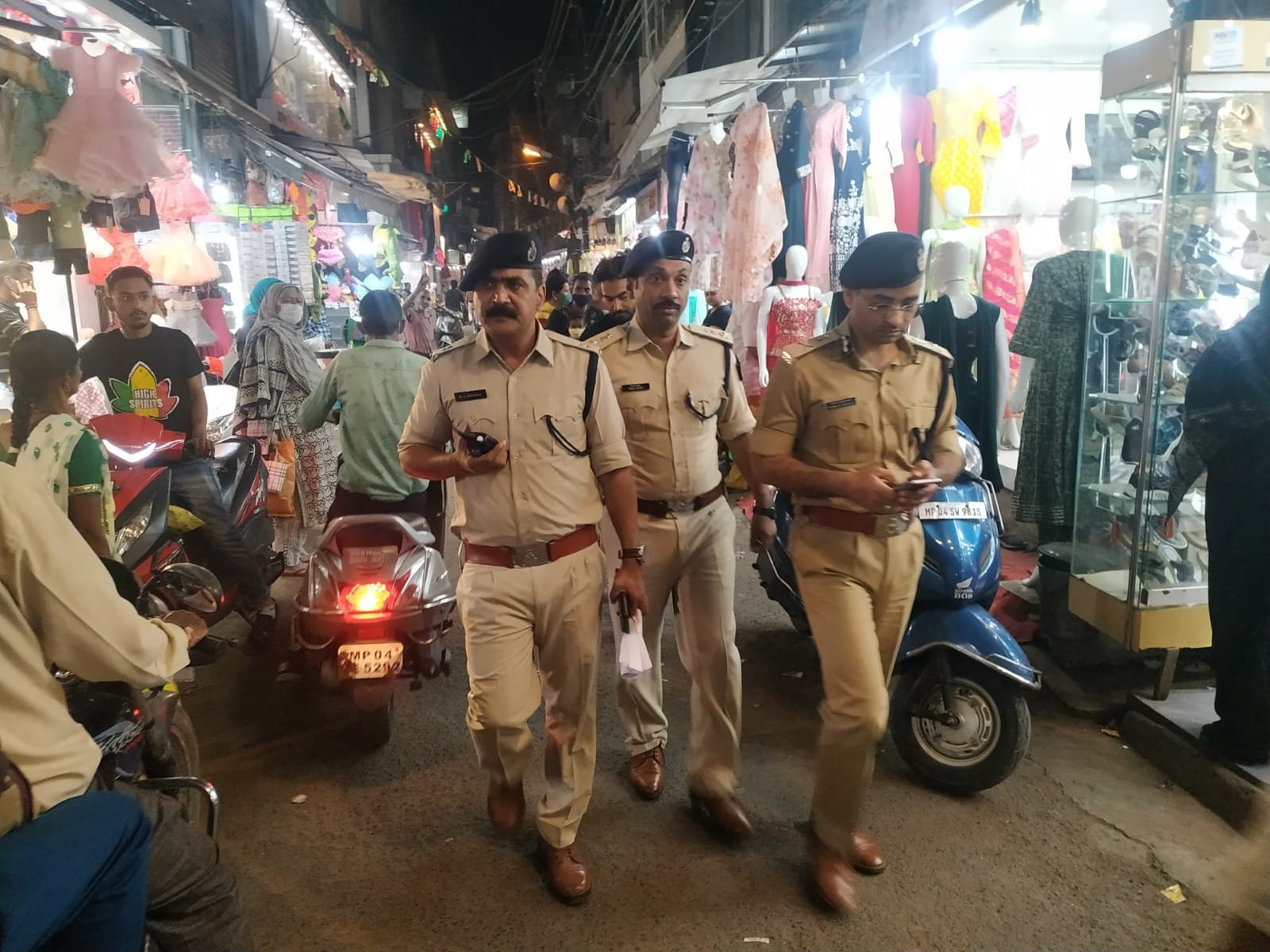 सुरक्षा व्यवस्था के मद्देनजर वरिष्ठ अधिकारियों ने विभिन्न क्षेत्रों का पैदल भ्रमण कर सुरक्षा व्यवस्था का जायजा लिया