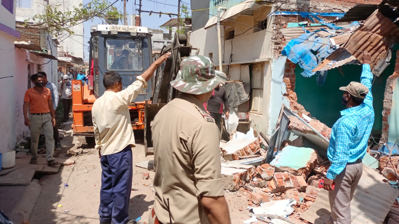 गुंडे/बदमाशो के अवैध निर्माण को भोपाल पुलिस व प्रशासन की टीम ने किया जमीदोज