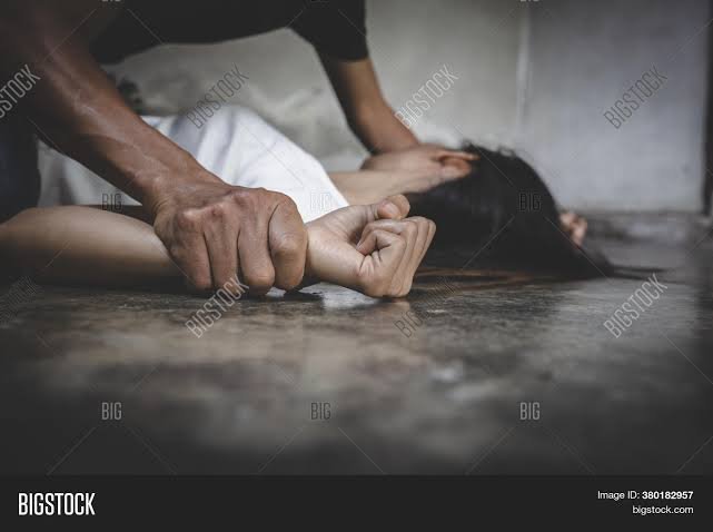 बेटी से रेप होता रहा, खामोश रही:लिव-इन पार्टनर को जेल न हो जाए, इसलिए चुप्पी साधे रही