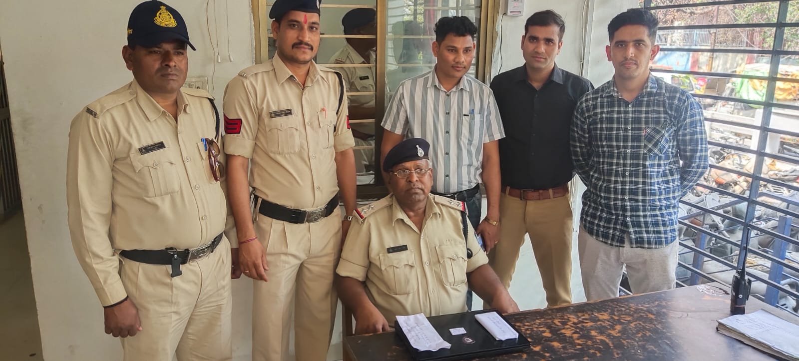एप्पल कंपनी का महँगा मोबाईल आईफोन सस्ती कीमत मे दिलाने का प्रलोभन देकर फोन पे के माध्यम से ठगी करने वाले ठग को तलैया पुलिस ने इंदौर से किया गिरफ्तार