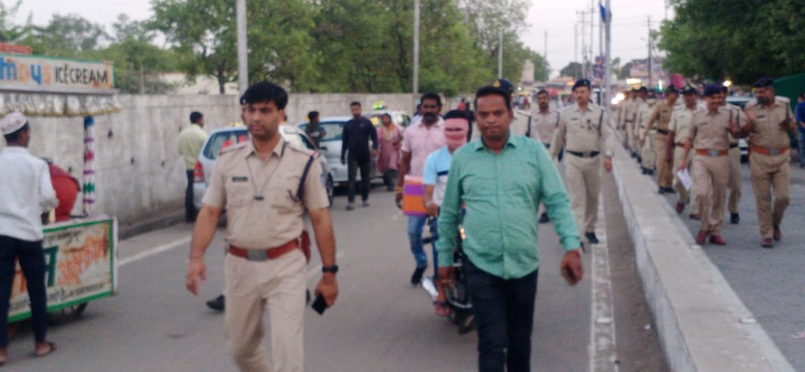 भोपाल गांधीनगर क्षेत्र में पुलिस ने निकाला फ्लैग मार्च