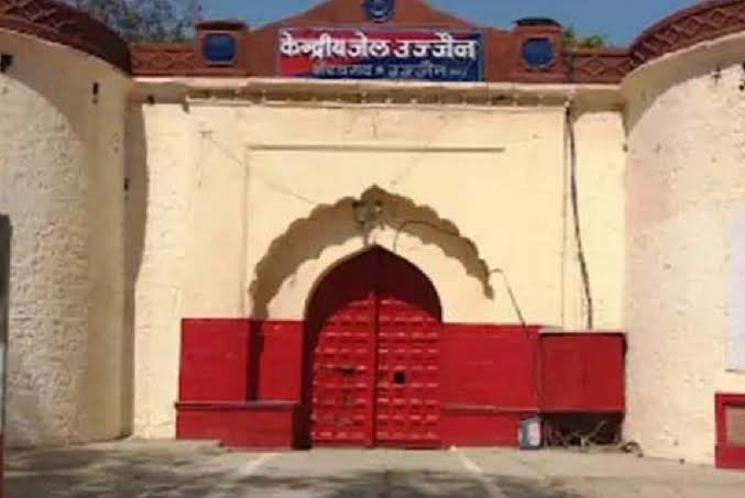 घर का भेदी लंका ढाए, केंद्रीय जेल का प्रहरी कैदियों को बेचता था नशीली वस्तुएं