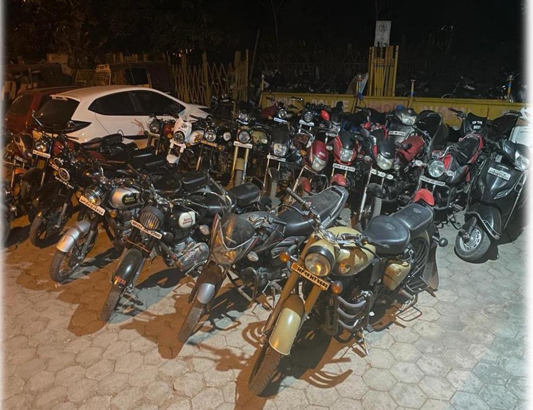 मॉडिफाइड सायलंसर लगे गाड़ियों को पुलिस ने किया जप्त