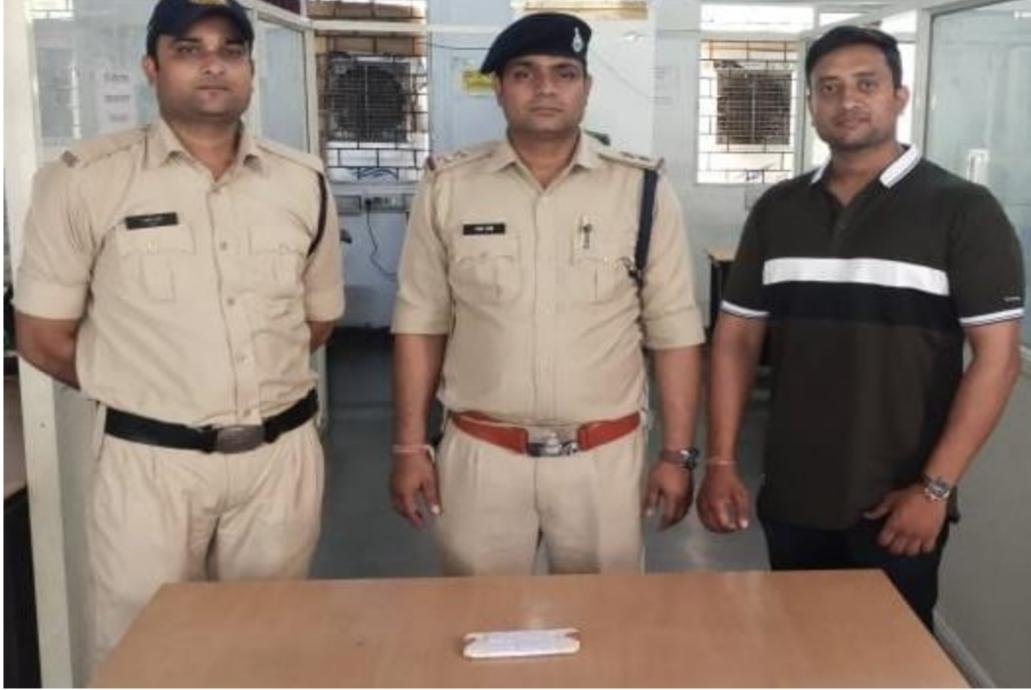 पैसे ट्रांसफर करा कर रफूचक्कर होने वाले भगोडे को सायबर क्राइम पुलिस ने तकनीकी जांच के माध्यम से पकडा, नगद पैसे देने का बोलकर हो जाता था फरार