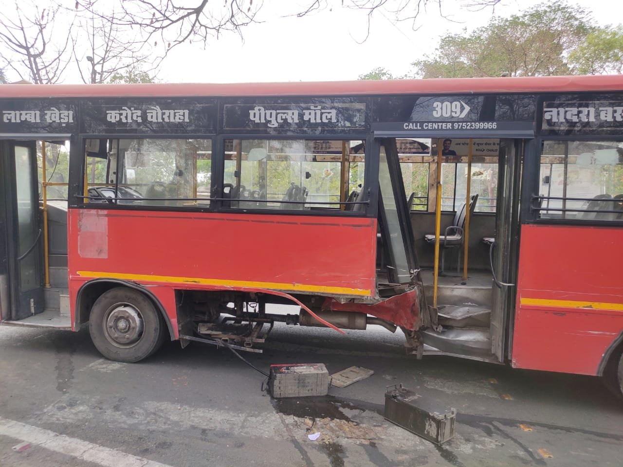 तेज रफ्तार कार और लो फ्लोर बस के बीच हुई भीषण भिड़ंत