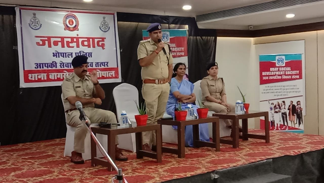 भोपाल पुलिस द्वारा महिला व बाल सुरक्षा एवं जागरूकता हेतु चलाए जा रहे विशेष अभियान के तहत बागसेवनिया पुलिस ने उदय संस्था के साथ किया जन संवाद