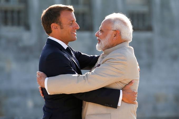 PM मोदी की फ्रांस यात्रा:राष्ट्रपति इमैनुएल मैक्रों को गले लगाकर दी जीत की बधाई
