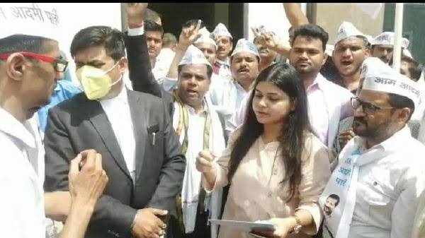 AAP नेता से SDM बोले- यू नॉनसेंस लेडी…:चिल्लाते हुए कहा- हट-हट…जस्ट शटअप; कलेक्टर तक पहुंची बात