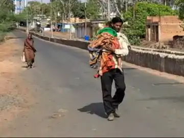 तपती धूप में लाचार पिता को 5 किमी तक ढोना पड़ा बेटी का शव