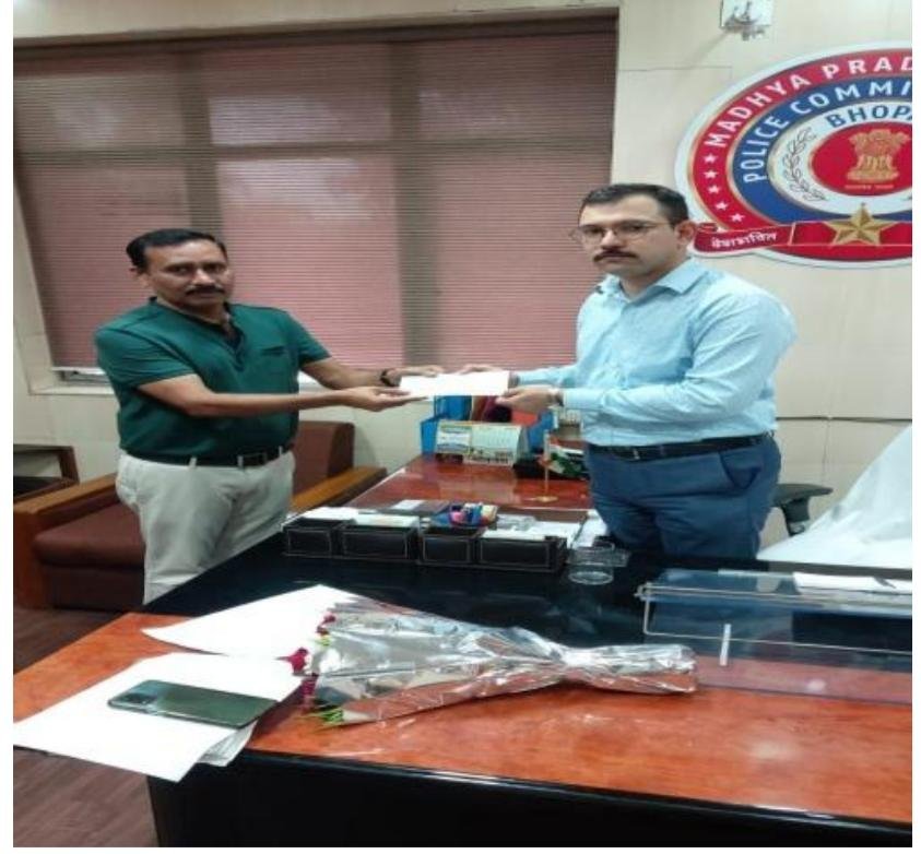 क्राईम ब्रांच, भोपाल की कार्यवाही से प्रभावित होकर वाहन स्वामी द्वारा काईम ब्रांच की टीम को पुरस्कार से पुरस्कृत किया