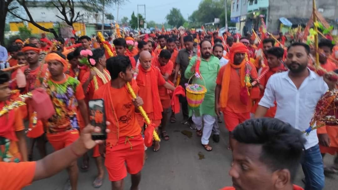 कावड़ यात्रा में शामिल हुए मंत्री गोपाल भार्गव लगाए बोल बम के जयकारे