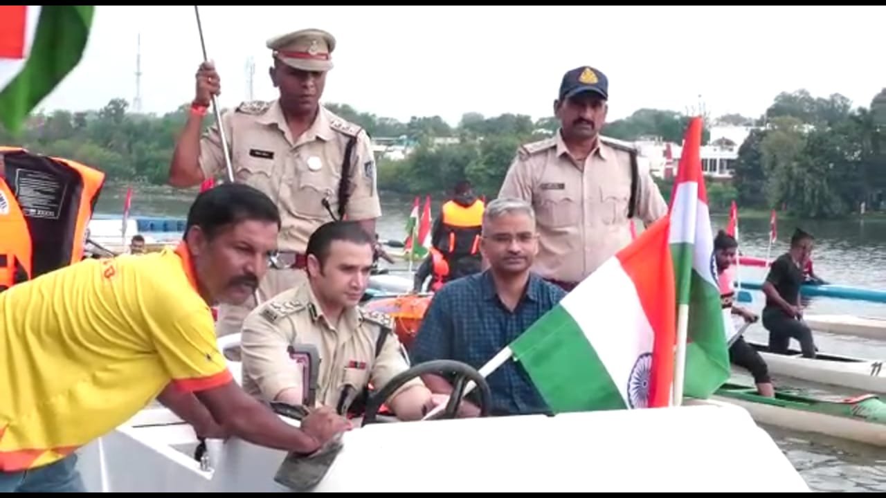 आजादी के अमृृत महोत्सव के उप्लक्ष्य मेें नगरीय पुलिस ने ’’TIRANGA ON BOATS” रैली का किया आयोजन