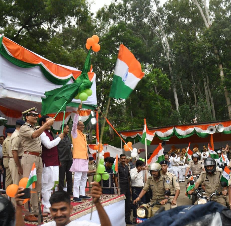 सीएम शिवराज ने बाइक तिरंगा रैली को हरी झंडी दिखाकर रवाना किया