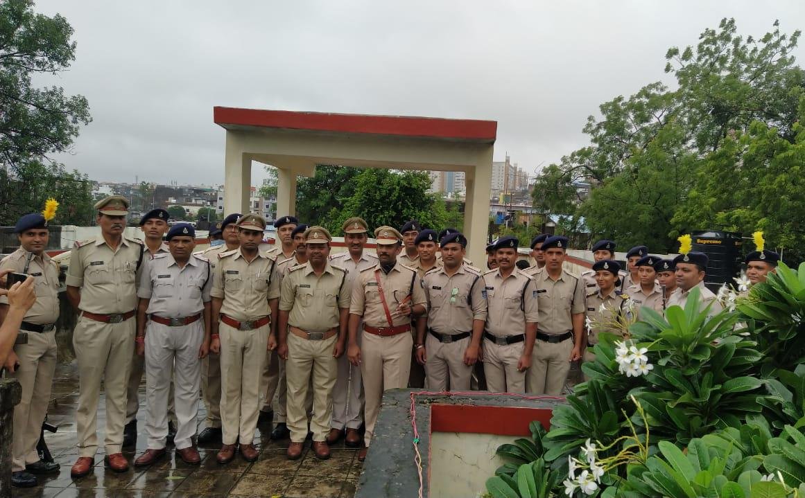 पुलिस उपायुक्त रियाज इकबाल ने अपने कार्यालय में ध्वजारोहण कर तिरंगे झंडे को सलामी दी