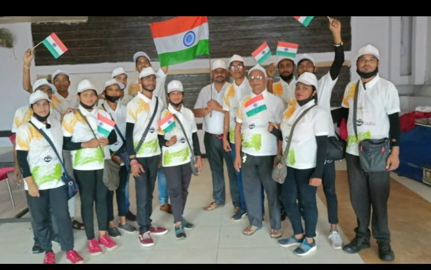 भोपाल स्टेशन के फूड प्लाजा में झंडा फहराया गया