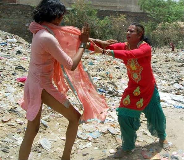 वसूली करते पकड़ाए नकली किन्नर की पिटाई