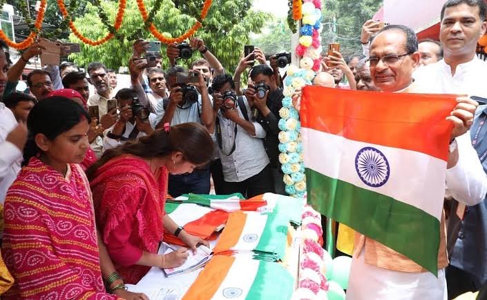 सीएम शिवराज सिंह चौहान ने हर घर तिरंगा अभियान के तहत लहरों पर फहराया तिरंगा