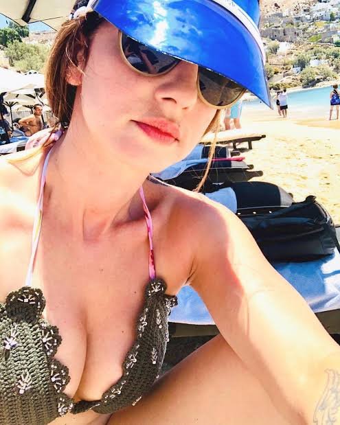 अपने बिकिनी लुक से होश उड़ा रही हैं ऋतिक की एक्स वाइफ