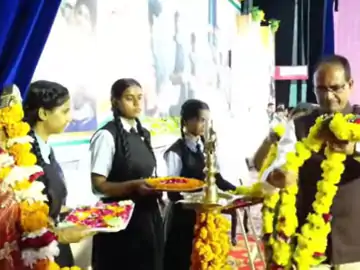 सीएम शिवराज की पाठशाला: माडल स्कूल में बच्चों की क्लास ली