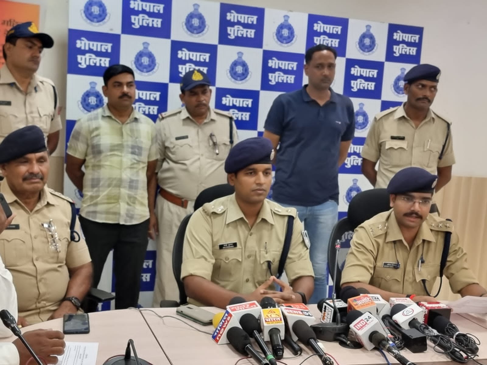 थाना ऐशबाग पुलिस द्वारा महालेखाकार कार्यालय में पदस्थ ओडीटर (लेखापरीक्षक) सूदखोर को धर दबोचा