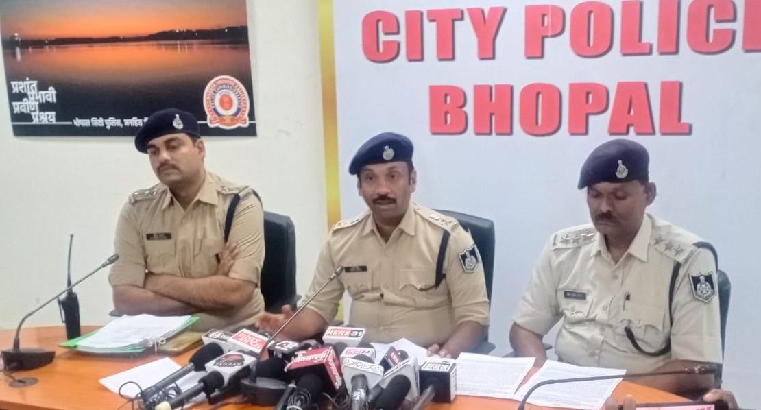 थाना शाहजहाँनाबाद क्षेत्र मे स्थित मरघटिया मंदिर के परिसर मे सेप्टी टैंक मे मिली अज्ञात महिला की हत्या की सनसनीखेज वारदात को शाहजहानाबाद पुलिस ने महज 24 घण्टे के अंदर सुलझाकर आरोपी को किया गिरफ्तार