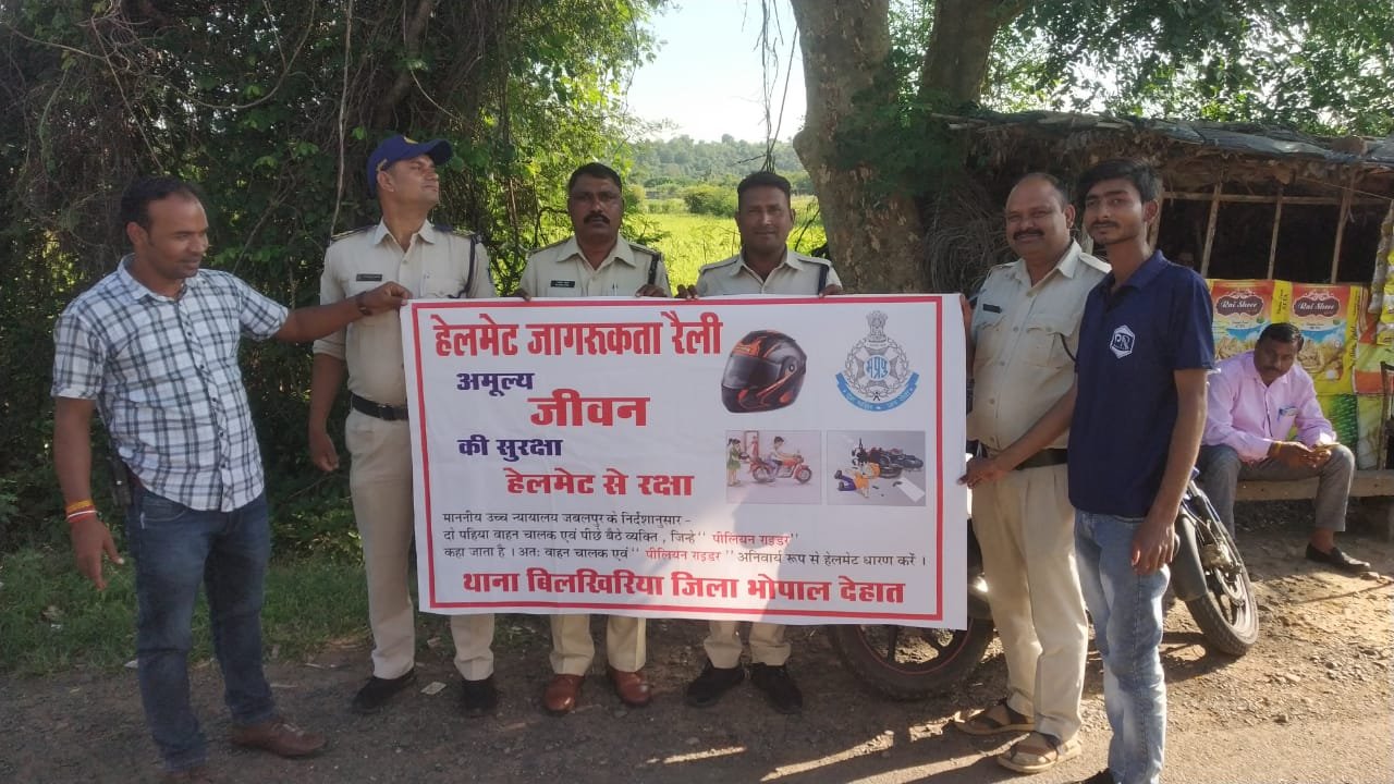 थाना बिलखिरिया की अनुठी पहल, दर्जनभर से अधिक वाहन चालकों को निशुल्क हेलमेट वितरित