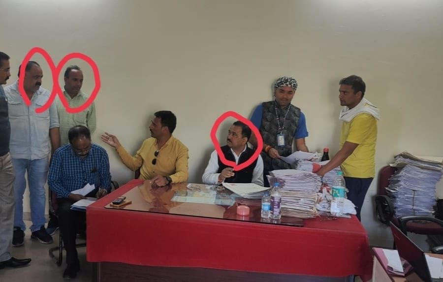 कटनी ARTO दफ़्तर में बाबू और 2 एजेंट 96 हजार की घूस लेते गिरफ्तार