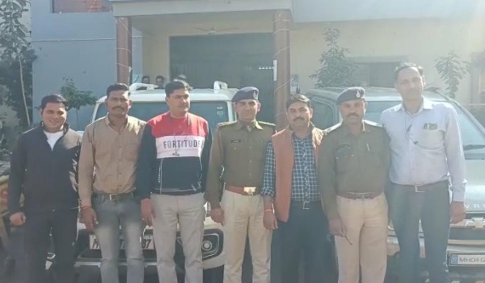 थाना ऐशबाग पुलिस द्वारा शातिर वाहन चोरो/ को मय चार पहिया वाहन के धर दबोचा जिनसे करीब 10 लाख रुपये का मशरुका बरामद किया गया