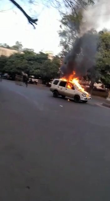 हमीदिया हॉस्पिटल पर एंबुलेंस चालक ने लगाई खुद की गाड़ी पर आग