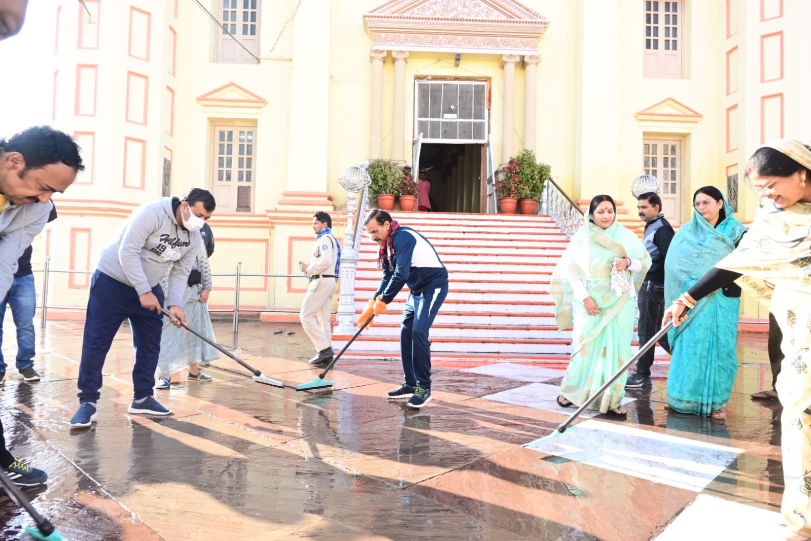 पार्टी के प्रदेश अध्यक्ष व सांसद शर्मा ने रविवार को पन्ना के श्री बलदेव जी मंदिर में झाडू लगाकर पानी से पूरे मंदिर परिसर में सफाई की