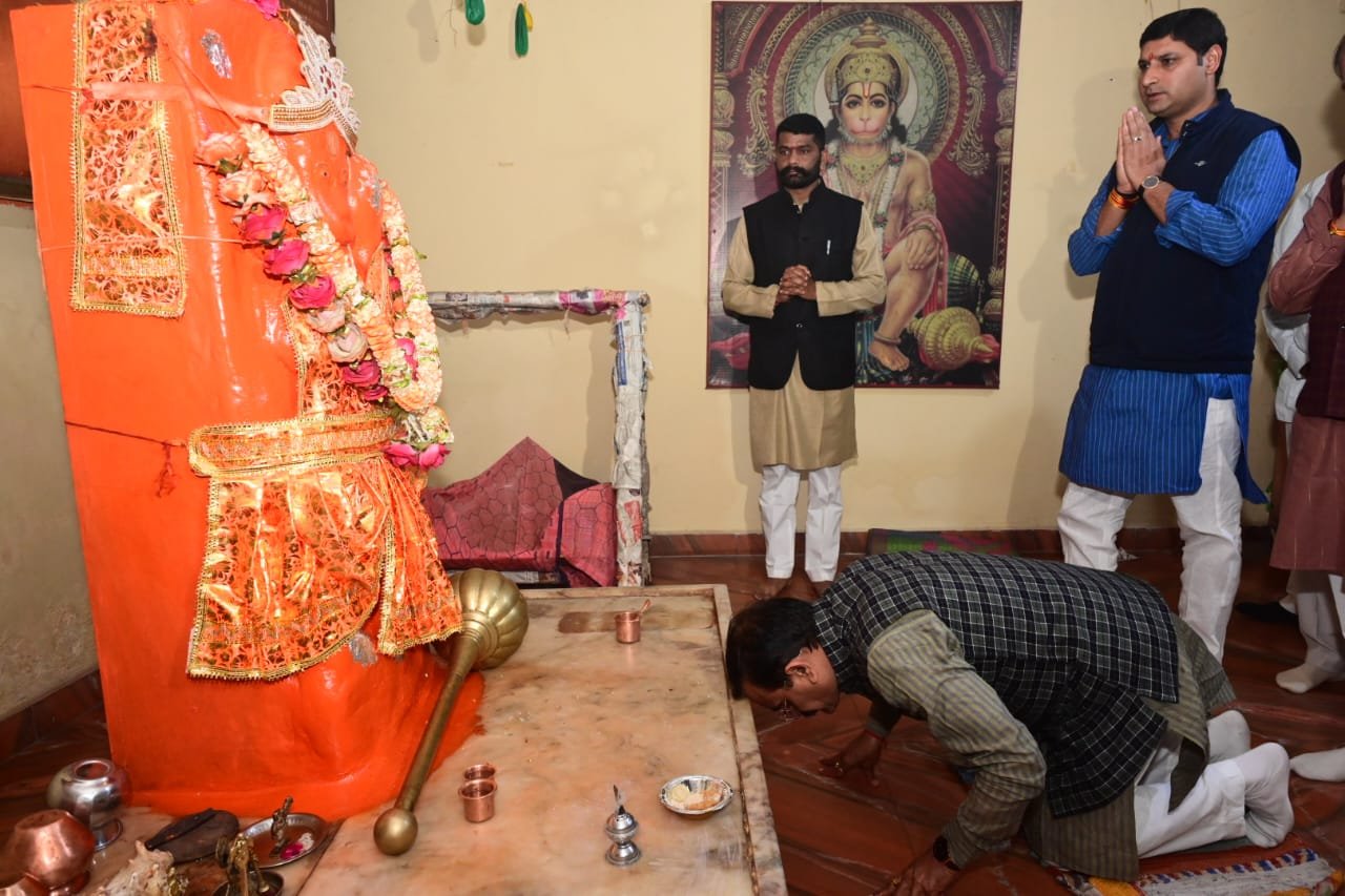 प्रदेश अध्यक्ष विष्णुदत्त शर्मा ने की हनुमान मंदिर में सफाई