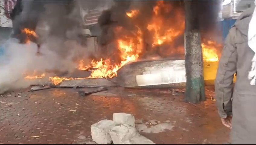 भोपाल में वॉटर स्पोर्ट्स एकेडमी में आग:कचरे से उठी लपटों में 5 ड्रैगन बोट जलीं