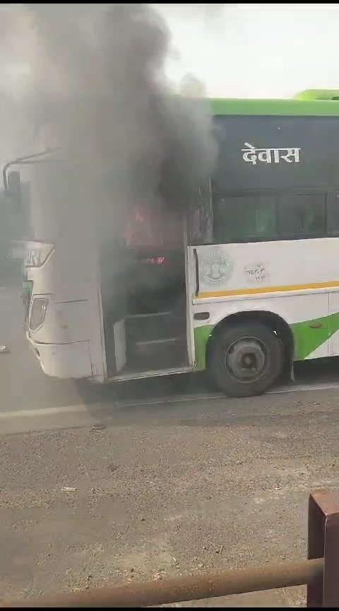 इंदौर में यात्री बस में लगी आग, धुआं उठते ही यात्रियों को उतारा