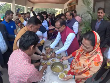 पूर्व सीएम शिवराज ने बांटे लड्डू और पतंग
