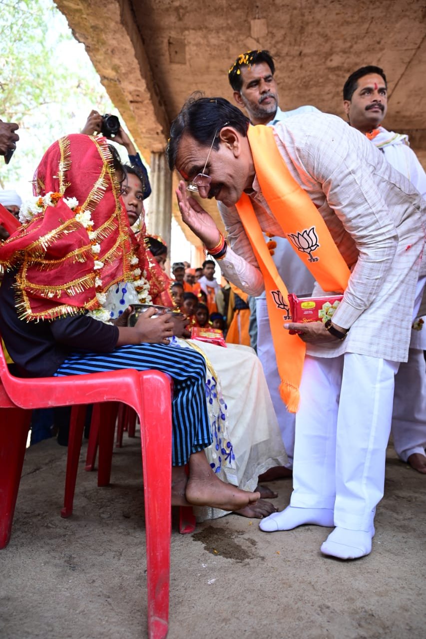 विष्णुदत्त शर्मा ने खजुराहो प्रवास के दौरान मंदिर में पूजन-अर्चन कर जनसंपर्क प्रांरभ किया