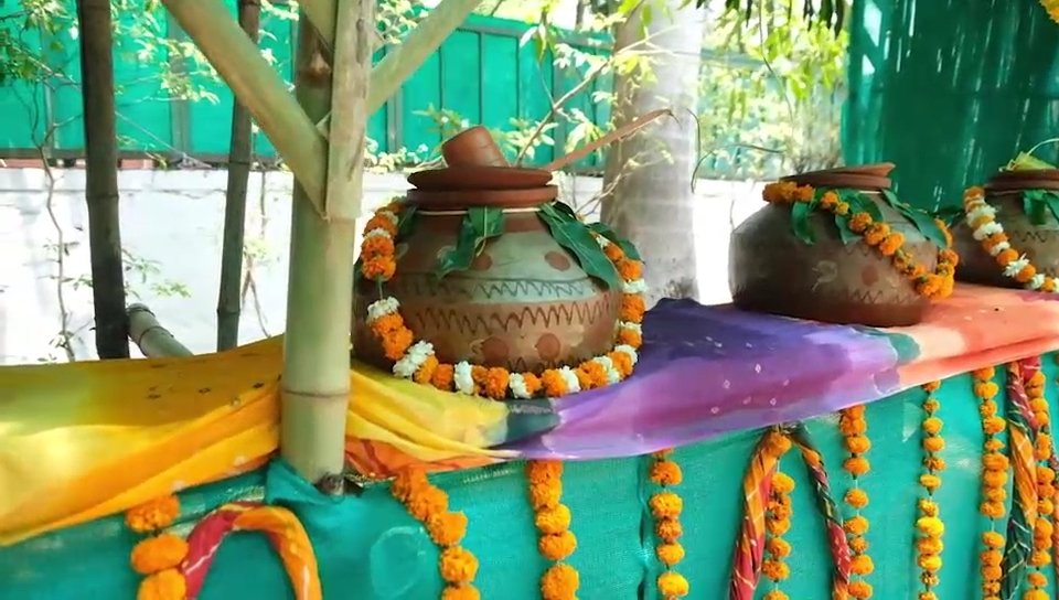 मामा के घर के बाहर प्याऊ की व्यवस्था