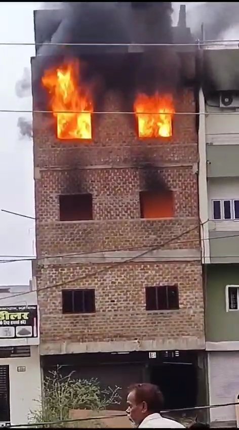 ईंटखेड़ी थाना क्षेत्र स्थित लंबाखेड़ा में फर्नीचर के गोदाम में लगी आग