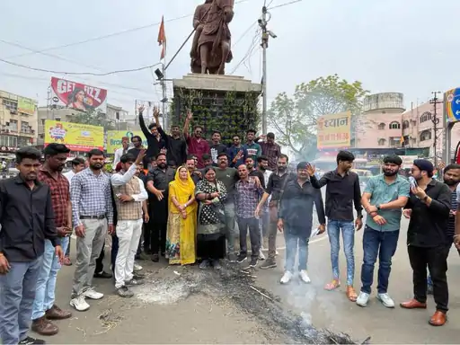 भोपाल में केंद्रीय मंत्री रूपाला का पुतला फूंका