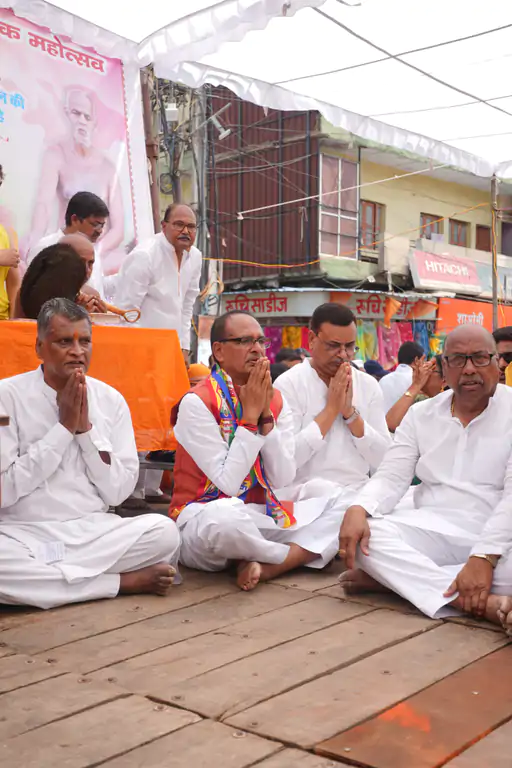 सिंधिया ने की भगवान महावीर की आरती, विदिशा में शिवराज की पत्नी साधना पंडाल में बैठीं